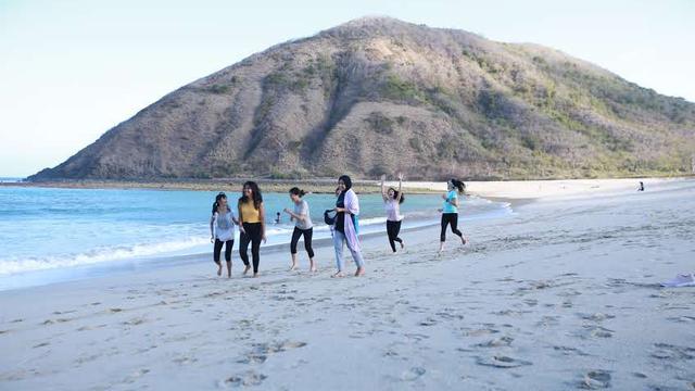 Liburan Bareng Andalan Feminine Care: Mendaki Bukit Merese dan Pound Fit di Pantai Mawun