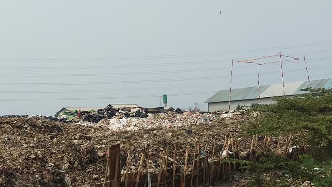 Pemandangan tumpukan sampah bukanlah hal yang aneh bagi Rokayyah. Namun, dulu tak sebanyak seperti sekarang. (Foto: Ady Anugrahadi)