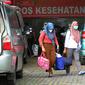 Dua wanita berjalan di Rumah Karantina COVID-19 Hotel Yasmin, Curug, Kabupaten Tangerang, Banten, Kamis (17/6/2021). Saat ini, variant of concern (VOC) menyebar di 12 provinsi. (Liputan6.com/Angga Yuniar)