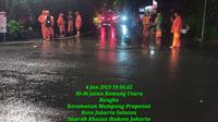 Banjir menerjang Pasar Warung Buncit, Jalan Kemang Utara 9, Mampang Prapatan, Jaksel pada Rabu (4/1/2023). Penyebab diduga akibat hujan deras disertai kenaikan Kali Mampang.&nbsp;(Foto:Liputan6/Ady Anugrahadi)