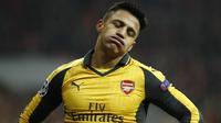 2.  Alexis Sanchez (Arsenal) – Pada bursa transfer lalu dirinya ngotot ingin pindah ke Manchester City karena The Gunners absen di Liga Champions. Namun manajemen klub menolak tawaran City dan memilih mempertahankan sang pemain. (AFP/Odd Andersen)