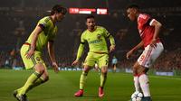 Penyerang Manchester United (MU), Anthony Martial, saat mencoba melewati bek CSKA Moscow, Mario Fernandez (kiri), pada matchday keempat Grup B Liga Champions, di Old Trafford, Selasa atau Rabu (4/11/2015) dini hari WIB. (AFP/Paul Ellis).