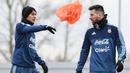 Striker Argentina, Lionel Messi dan Paulo Dybala, saat mengikuti sesi latihan jelang laga persahabatan di Moscow, Rusia, Selasa (7/11/2017). Argentina akan berhadapan dengan Rusia dan Nigeria. (AFP/Kirill Kudryavtsev)