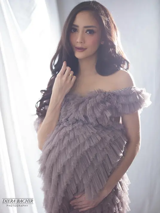 Meskipun sedang hamil besar, akan tetapi pemain sinetron Ada Apa dengan Cinta ini tetap terlihat langsing. (foto: instagram.com/ririndwiariyanti)