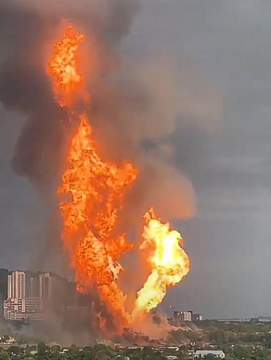 Meski sudah berhasil diisolasi, petugas pemadam kebakaran setempat masih berupaya mengendalikan kobaran api. (Arif Kartono/AFP)