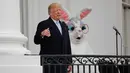 Presiden AS Donald Trump memberikan pidato dari Truman Balcony saat perayaan Easter Egg Roll di Gedung Putih, Washington (4/2). Donald Trump dan istrinya turut merayakan paskah bersama warga AS. (AP Photo / Pablo Martinez Monsivais)