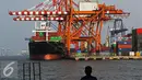 Aktivitas bongkar muat peti kemas di Pelabuhan Tanjung Priok, Jakarta (22/11). Pelindo II akan melakukan modernisasi di lingkungan pelabuhan, mulai infrastruktur, sistem kerja, SDM yang mendapat sentuhan modern. (Liputan6.com/Immanuel Antonius)