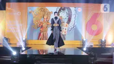 Model membawakan busana rancangan Wignyo saat peragaan busana dalam gelaran Festival 6 2023 di Senayan Park, Jakarta, Minggu (9/7/2023). (Liputan6.com/Faizal Fanani)