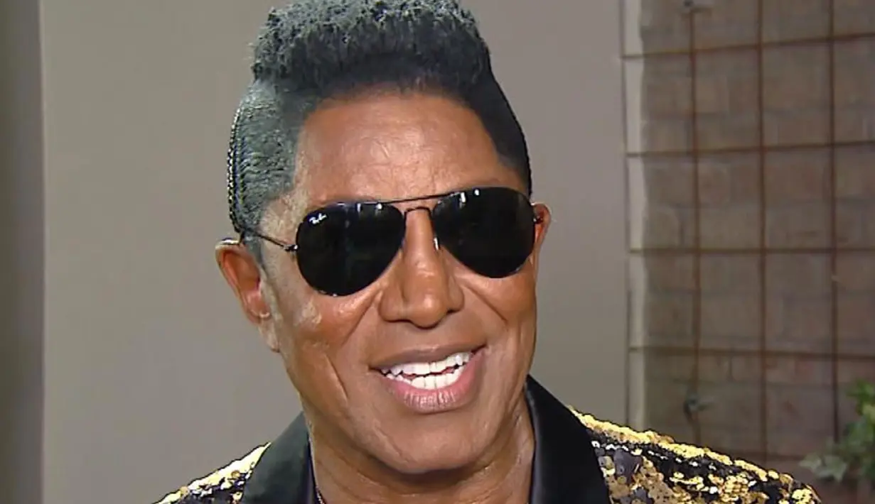Jermaine Jackson besar sebagai Saksi Jehovah dan ia masuk Islam pada tahun 1989. (The Insider)