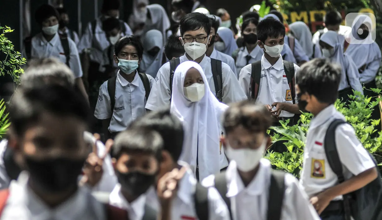 Suasana murid saat jam pulang sekolah usai kegiatan Pembelajaran Tatap Muka (PTM) 100 Persen di SMP Negeri 9 Depok, Cipayung, Senin (24/1/2022). Pemerintah Kota Depok hari ini mulai menggelar PTM 100 persen secara serentak untuk tingkat TK, SD, dan SMP. (merdeka.com/Iqbal S Nugroho)