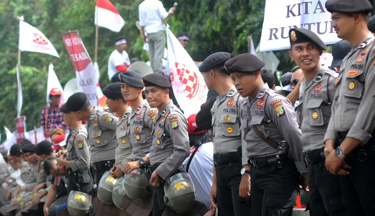 Aparat kepolisian menjaga lokasi sidang lanjutan Basuki Tjahaja Purnama (Ahok) di Gedung Kementerian Pertanian, Jakarta, Selasa (3/1). Sedikitnya 2.500 personel kepolisian mengamankan jalannya sidang keempat tersebut. (Liputan6.com/Helmi Afandi)