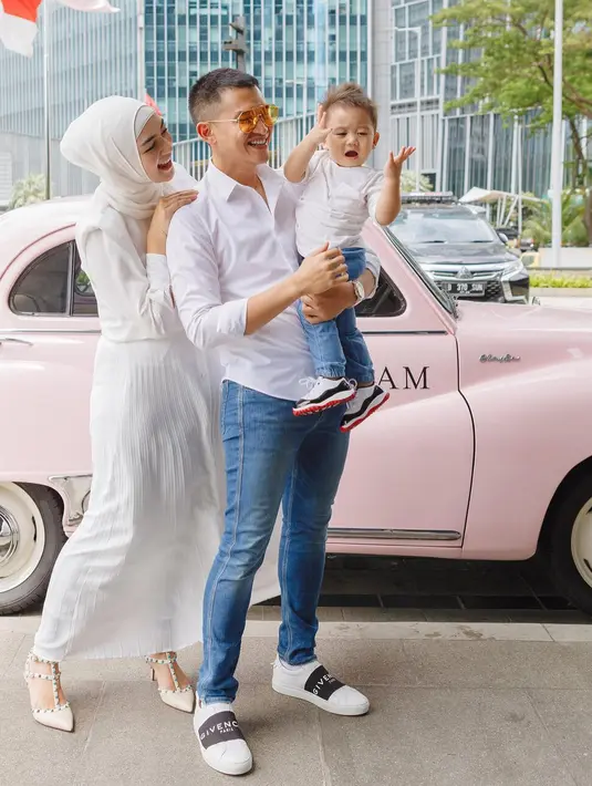 <p>Satu lagi bukti warna putih jadi andalan gaya pasanga ini, termasuk buah hatinya yang disapa Mas Athar. [IG: @citraciki]</p>