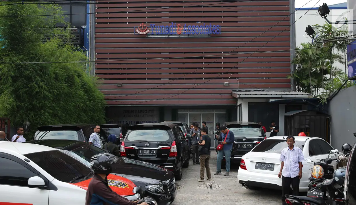 Suasana di depan kantor mantan pengacara terdakwa kasus KTP elektronik Setya Novanto, Fredrich Yunadi di Yunadi and Associates di Jalan Sultan Iskandar Muda, Kebayoran Lama, Jakarta Selatan (11/1). (Liputan6.com/Johan Tallo)
