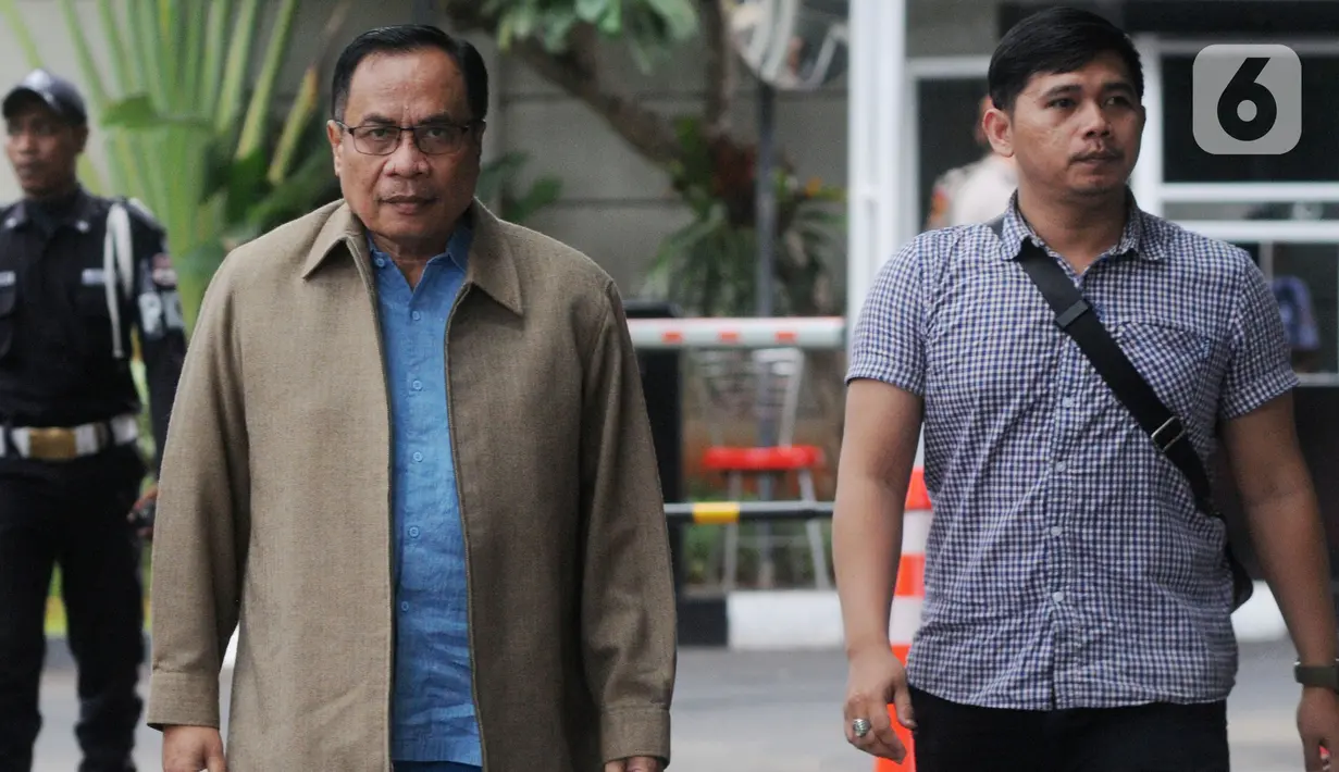 Terpidana kasus korupsi e-KTP Irman (kiri) tiba di Gedung KPK, Jakarta, Kamis (12/12/2019). Mantan Dirjen Dukcapil Kemendagri tersebut diperiksa untuk pengembangan kasus korupsi proyek pengadaan e-KTP. (merdeka.com/Dwi Narwoko)