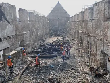 Pekerja menyelesaikan proyek Konservasi Museum Bahari di Penjaringan, Jakarta, Kamis (25/7/2019). Pemprov DKI melakukan konservasi Museum Bahari dengan anggaran Rp43 miliar ditargetkan selesai pada Desember 2019. (merdeka.com/Iqbal S Nugroho)
