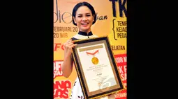 Andien menerima penghargaan dari MURI setelah di dalam album Let It Be My Way terdapat enam lagu yang menjadi original soundtrack di berbagai film Tanah Air, Jakarta, Selasa (24/2/2015). (Liputan6.com/Panji Diksana)