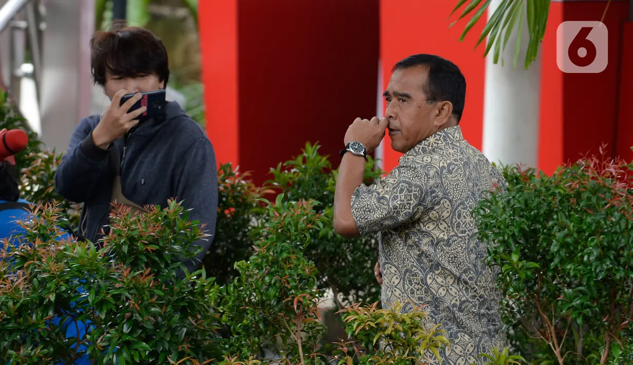 Ketua KONI Pusat, Tono Suratman berjalan meninggalkan Gedung KPK usai menjalani pemeriksan di Jakarta, Selasa (21/1/2020). Tono diperiksa sebagai saksi untuk melengkapi berkas penyidikan tersangka mantan Menteri Pemuda dan Olahraga (Menpora), Imam Nahrawi. (merdeka.com/Dwi Narwoko)
