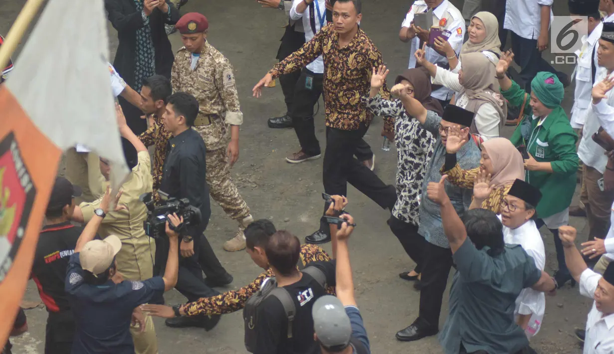 Pasangan Sudirman Said dan Ida Fauziah berjalan untuk mendaftar sebagai Cagub dan Cawagub Jawa Tengah di KPUD Jateng, Rabu (10/1). Pasangan ini didukung oleh Partai Gerinda, PKS , PKB dan PAN. (Liputan6.com/Gholib)