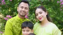 Nagita Slavina jadi yang paling cantik dengan busana organza berwarna neon. Raffi Ahmad beserta kedua putranya tampil kompak dengan baju koko neon. [@raffinagita1717]