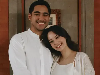 Dalam balutan busana serba putih, Anggika Bolsterli dan Omar Armandiego Soeharto mengumumkan kehamilan anak pertama. "So much love wrapped around our little one (Begitu banyak cinta yang menyelimuti si kecil kami)," tulis Anggika dalam keterangan unggahan. (Liputan6.com/IG/@anggikabolsterli)