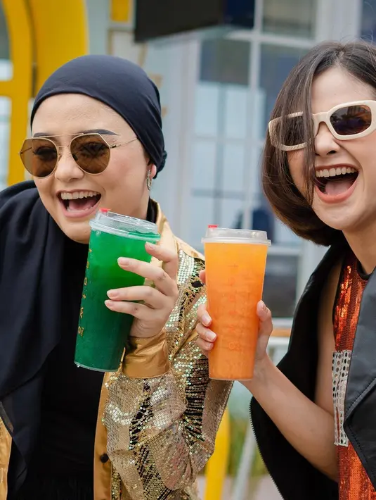 Bahkan, belum lama ini Tika dan Tiwi membuka bisnis minum bersama. (FOTO: instagram.com/tentangtiwi/)