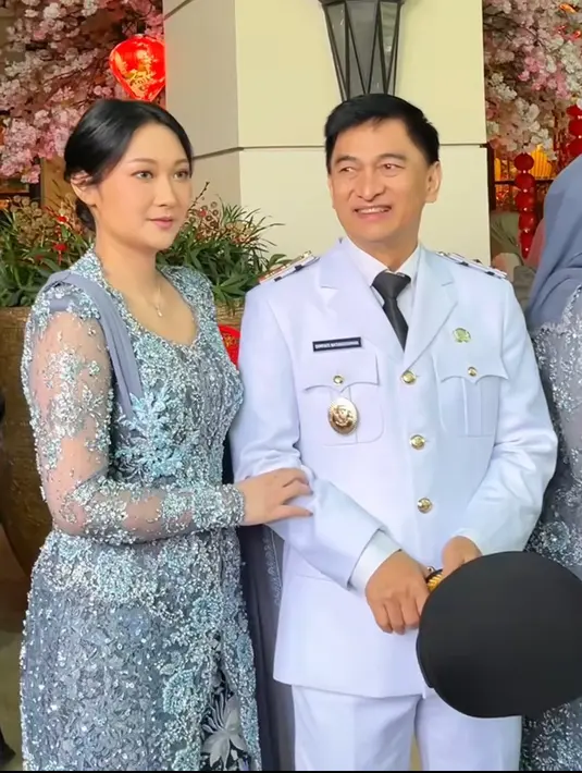 Sementara itu, kakak iparnya, Risya Natakusumah juga mengenakan kebaya baby blue dihiasi beass. Dengan aksen selendang namun tidak panjang. Dipadukan bawahan kain batik yang senada dengan Beby. [@irnadimyati]