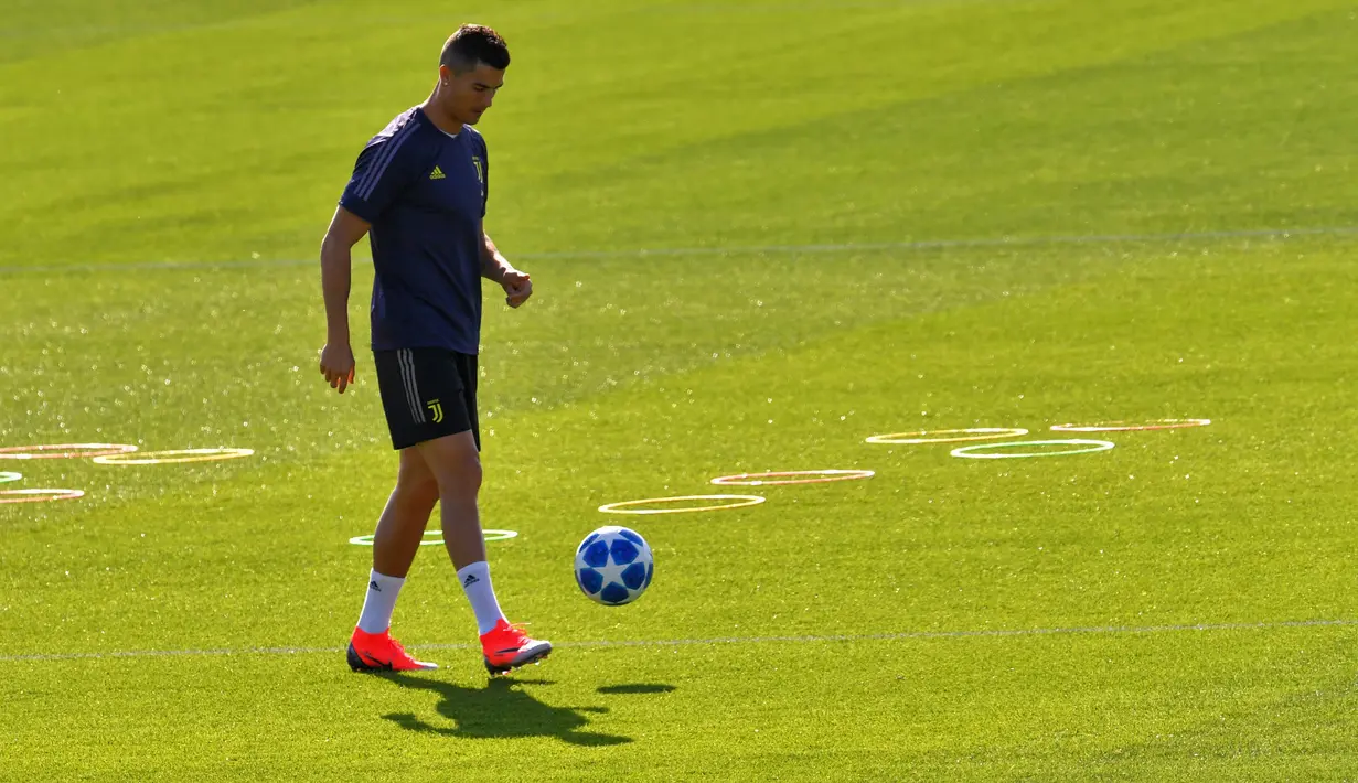 Penyerang Juventus, Cristiano Ronaldo menjugling bola selama latihan jelang menghadapi Manchester United pada lanjutan grup H Liga Champions di pusat pelatihan Juventus Continassa di Turin (22/10). (AFP Photo/Marco Bertorello)