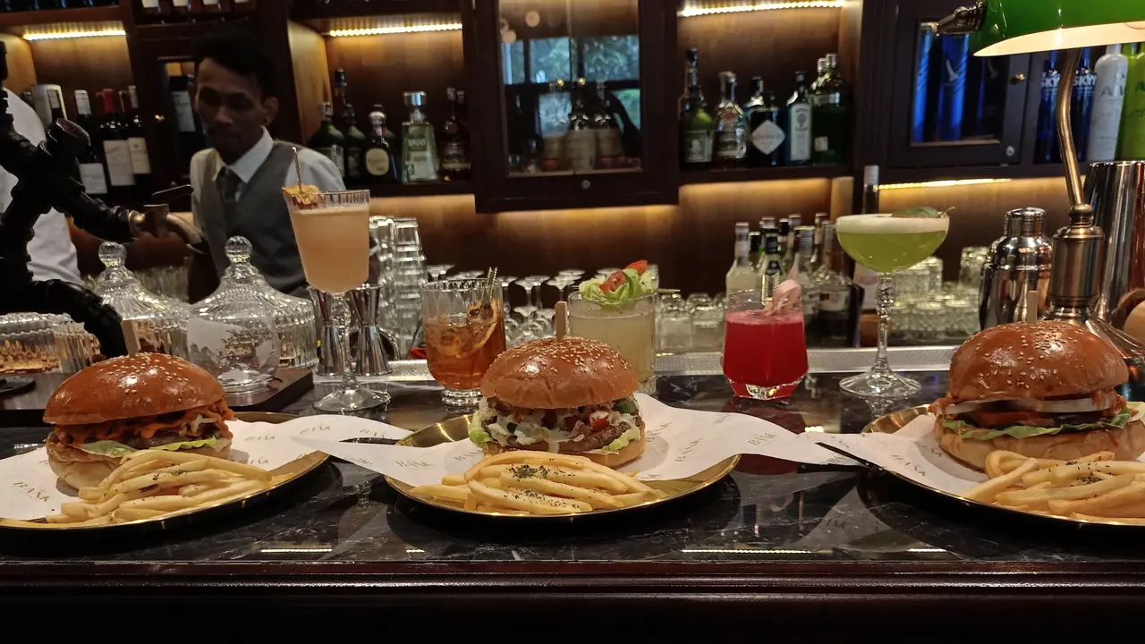 The Bank Jadi Destinasi Nongkrong Baru dengan Burger Andalan Selepas Pulang Kerja