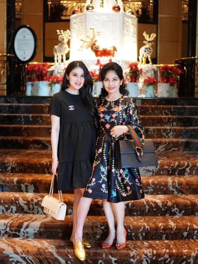 6 Potret Kebersamaan Sandra Dewi dan Ibunda, Bak Kakak Adik