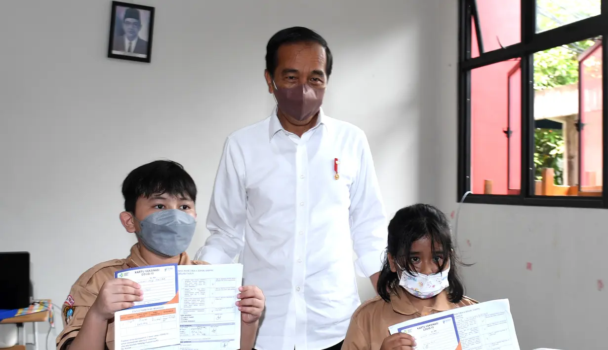 Presiden Joko Widodo foto bersama siswa saat meninjau langsung vaksinasi Covid-19 bagi anak-anak usia 6-11 tahun yang digelar di Kompleks SDN Cideng, Gambir, Jakarta, Rabu (15/12/2021). (Foto: Lukas-Biro Pers Sekretariat Presiden)