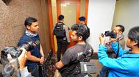 Sejumlah wartawan saat meliput pengeledahan kantor PT.Polytama propindo di Jakarta, Kamis (18/6/2015). Penyidik menggeledah kantor pendiri TPPI Honggo Wendratmo terkait korupsi penjualan kondensat dari SKK Migas kepada PT TPPI. (Liputan6.com/Yoppy Renato)