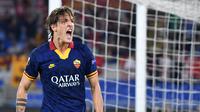 Gelandang AS Roma, Nicolo Zaniolo, merayakan gol yang dicetaknya ke gawang Istanbul Basaksehir pada laga Europa League di Stadion Olimpico, Roma, Kamis (19/9). Roma menang 4-0 atas Istanbul. (AFP/Alberto Pizzoli)
