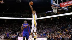 Pebasket Golden State Warriors Andre Iguodala melakukan Dunk saat dibayangi pebasket Detroit Pistons Anthony Tolliver di ORACLE Arena, California, Senin (9/11/2015). Warriors menang 109-95. (Getty Images/AFP/Ezra Shaw)