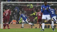 Wayne Rooney rayakan gol ke gawang Liverpool usai sukses eksekusi penalti yang didapatkan Everton (PAUL ELLIS / AFP)