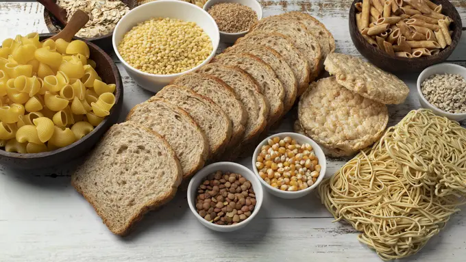 Berbagai macam karbohidrat pengganti nasi seperti roti, pasta, dan jagung (Foto Dok: Freepik/freepik)