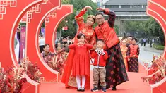Sepasang mempelai berpose dengan para pengiring pengantin dalam pernikahan massal bergaya China di Changsha, Provinsi Hunan, China, 25 September 2020. Sebanyak 71 pasangan resmi menjadi suami-istri usai mengikuti upacara pernikahan tradisional dalam acara nikah massal. (Xinhua/Chen Zhenhai)