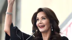 Aktris Lynda Carter memberi sambutan saat dianugerahi Hollywood Walk of Fame di Los Angeles (3/4). Lynda Carter adalah seorang aktris, penyanyi, penulis lagu, dan juga ratu kecantikan Miss World America 1972. (Chris Pizzello / Invision / AP)