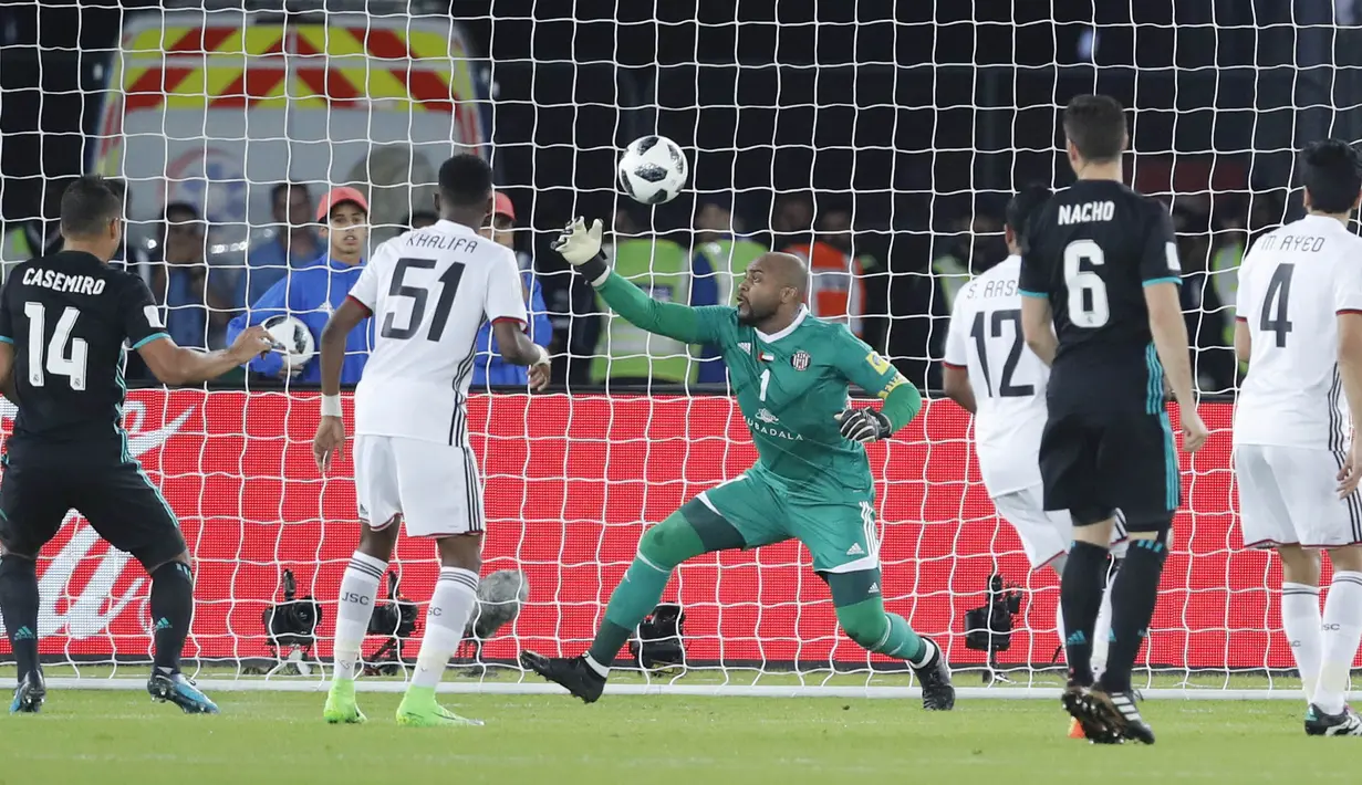 Kiper Al Jazira, Ali Khaseif, berusaha menghalau bola saat pertandingan melawan Real Madrid pada laga semifinal Piala Dunia Antarklub 2017 di Stadion Zayed Sport City, Rabu (13/12/2017). Real Madrid menang 2-1 atas Al-Jazira. (AP/Hassan Ammar)