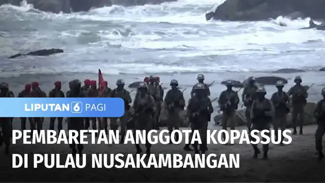 Ratusan Prajurit TNI yang telah menjalani pendidikan khusus selama 7 bulan menjalani pembaretan sebagai tanda telah lulus menjadi anggota Komando Pasukan Khusus, Kopassus di Pulau Nusakambangan, Cilacap.
