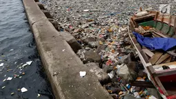 Tumpukan sampah yang terlihat di pinggir laut kawasan Pelabuhan Muara Baru, Jakarta Utara, Senin (29/7/2019). Sekitar 0,48-1,29 juta ton dari sampah plastik tersebut diduga mencemari lautan. (Liputan6.com/Johan Tallo)