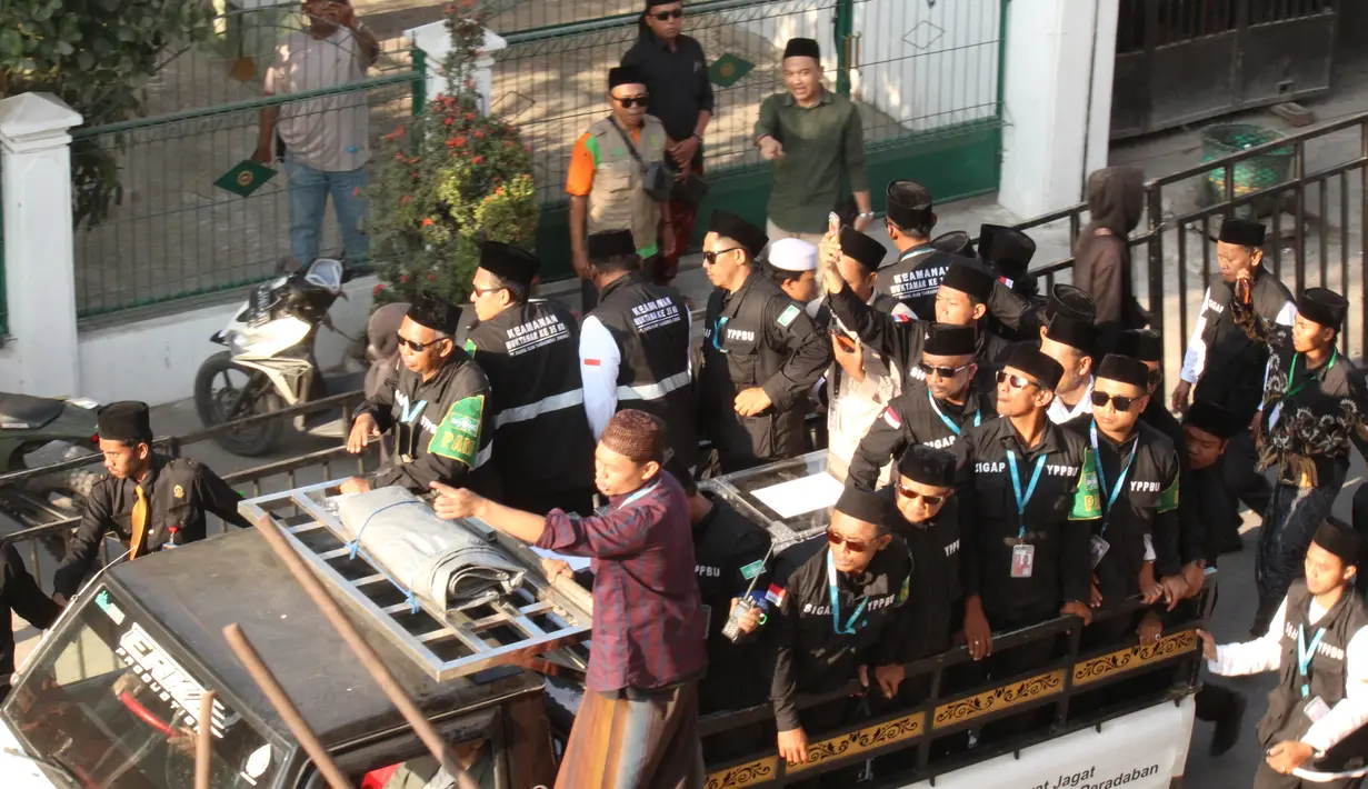 Petugas Muktamar membawa kotak suara ke dalam ruang sidang pleno untuk menampung suara muktamirin yang hadir dari berbagai daerah. (Liputan6.com/ Ahmad Apriyono)