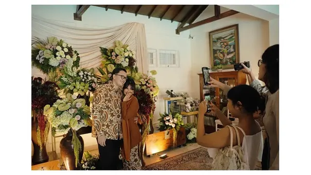 6 Potret Detail Kebaya Kutu Baru Adira Kania Anak Ikke Nurjanah di Momen Lamaran