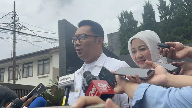 Cagub Jakarta nomor urut 1 Ridwan Kamil (RK) coblos Pilkada 2024 di TPS 23, Jalan Rancabulan II, Ciumbuleuit, Kecamatan Cidadap, Kota Bandung, Jawa Barat.
