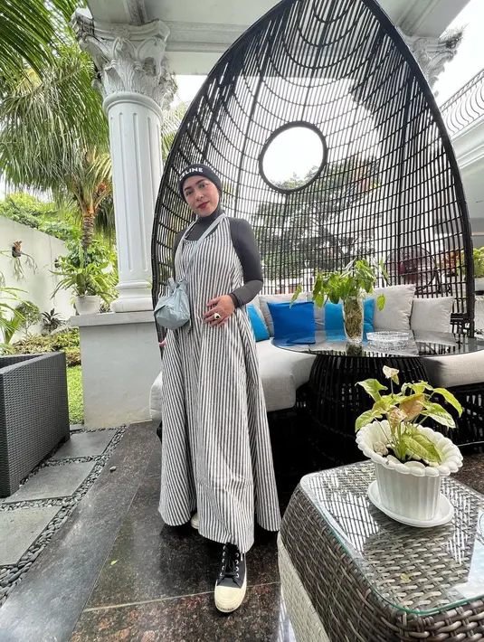 Biasa tampil nyentrik, Melly Goeslaw kini tampil stylish dengan padu padan outfit kekinian yang stylish. [@melly_goeslaw].