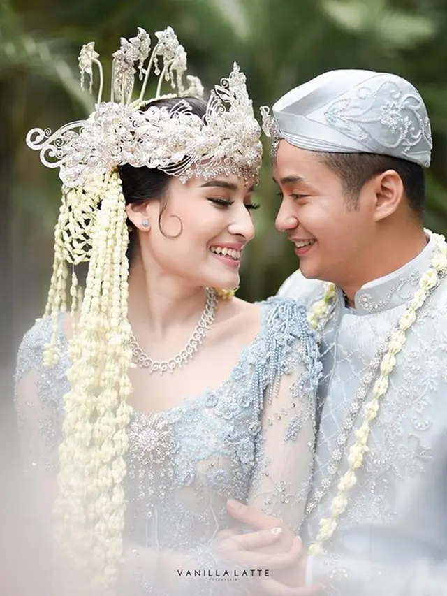 Tak Banyak Undang Tamu, Ini 6 Potret Pernikahan Adly Fairuz dan Angbeen Rishi