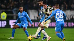 Pemain Juventus, Dusan Vlahovic (tengah), mengontrol bola dan berusaha melewati hadangan dua pemain Napoli dalam pertandingan pekan ke-15 Liga Italia 2023/2024 yang berlangsung di Allianz Stadium, Sabtu (9/12/2023) dini hari WIB. (AFP/Marco Bertorello)