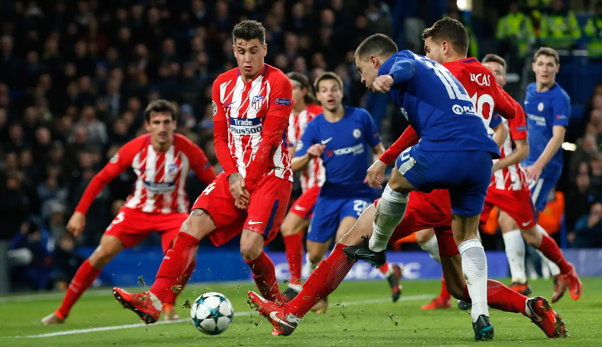 Pemain Chelsea, Eden Hazard melakukan tendangan ke gawang Atletico Madrid pada matchday terakhir Grup C Liga Champions di Stamford Bridge, Rabu (6/12). Chelsea  Lolos ke fase gugur Liga Champions usai bermain imbang 1-1. (AP/Alastair Grant)