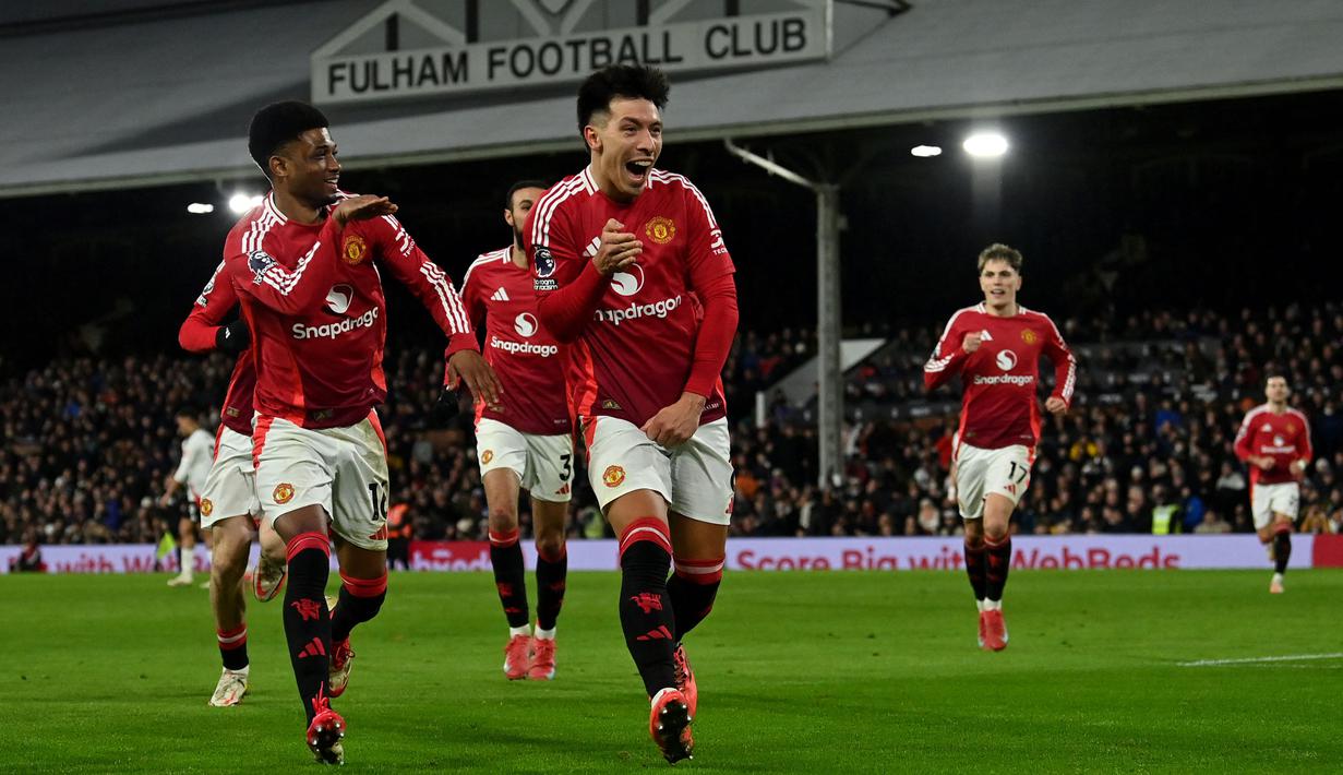 Pemain Manchester United, Lisandro Martinez melakukan selebrasi setelah mencetak gol ke gawang Fulham pada laga lanjutan Liga Inggris 2024/2025 di Craven Cottage, London, Senin (27/01/2025) dini hari WIB. (AFP/Glyn Kirk)