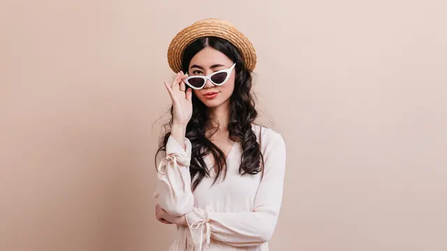 perempuan berkacamata