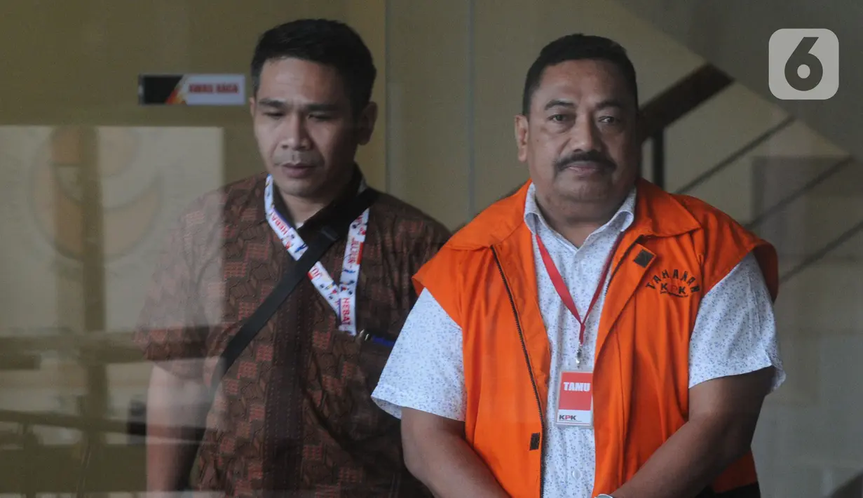 Kontraktor yang merupakan tersangka penyuap Bupati Indramayu, Carsa (kanan) tiba untuk menjalani pemeriksaan di Gedung KPK, Jakarta, Rabu (18/12/2019). Carsa diperiksa terkait dugaan korupsi suap pengaturan proyek di lingkungan Pemerintah Kabupaten Indramayu Tahun 2019. (merdeka.com/Dwi Narwoko)